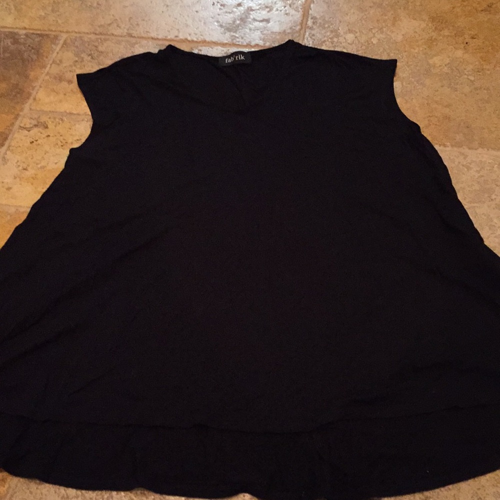 Fab’rik Vneck swing top w/ side slits SlImming!